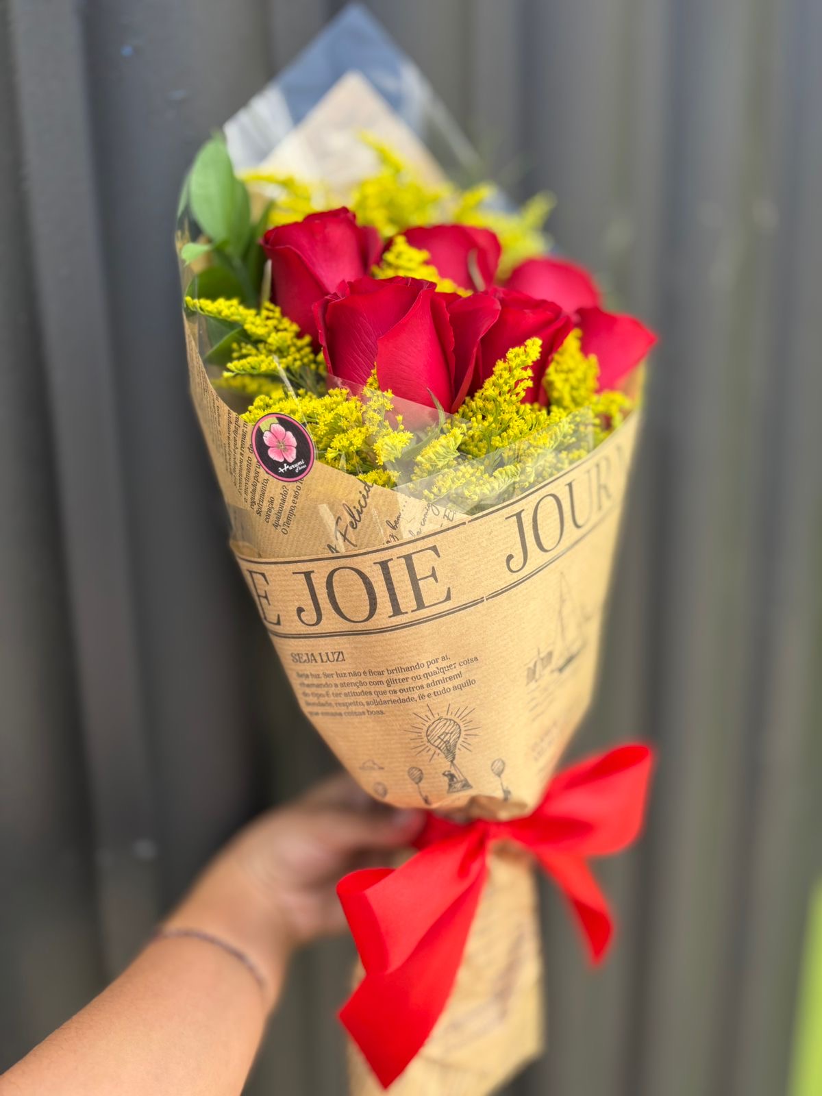 Buquê com 6 rosas e tango