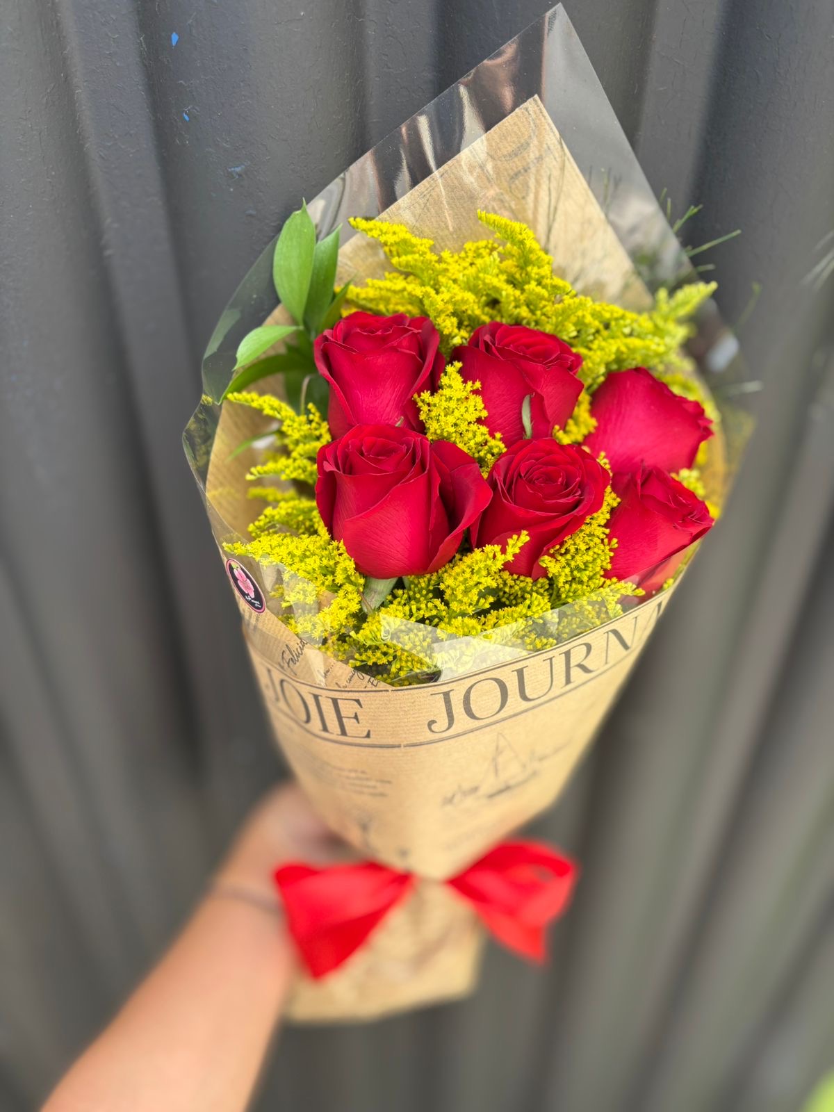 Buquê com 6 rosas e tango