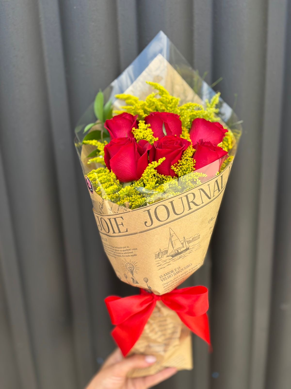 Buquê com 6 rosas e tango