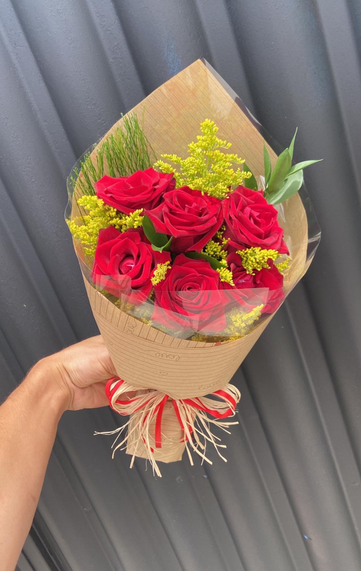 Buquê com 6 rosas e tango