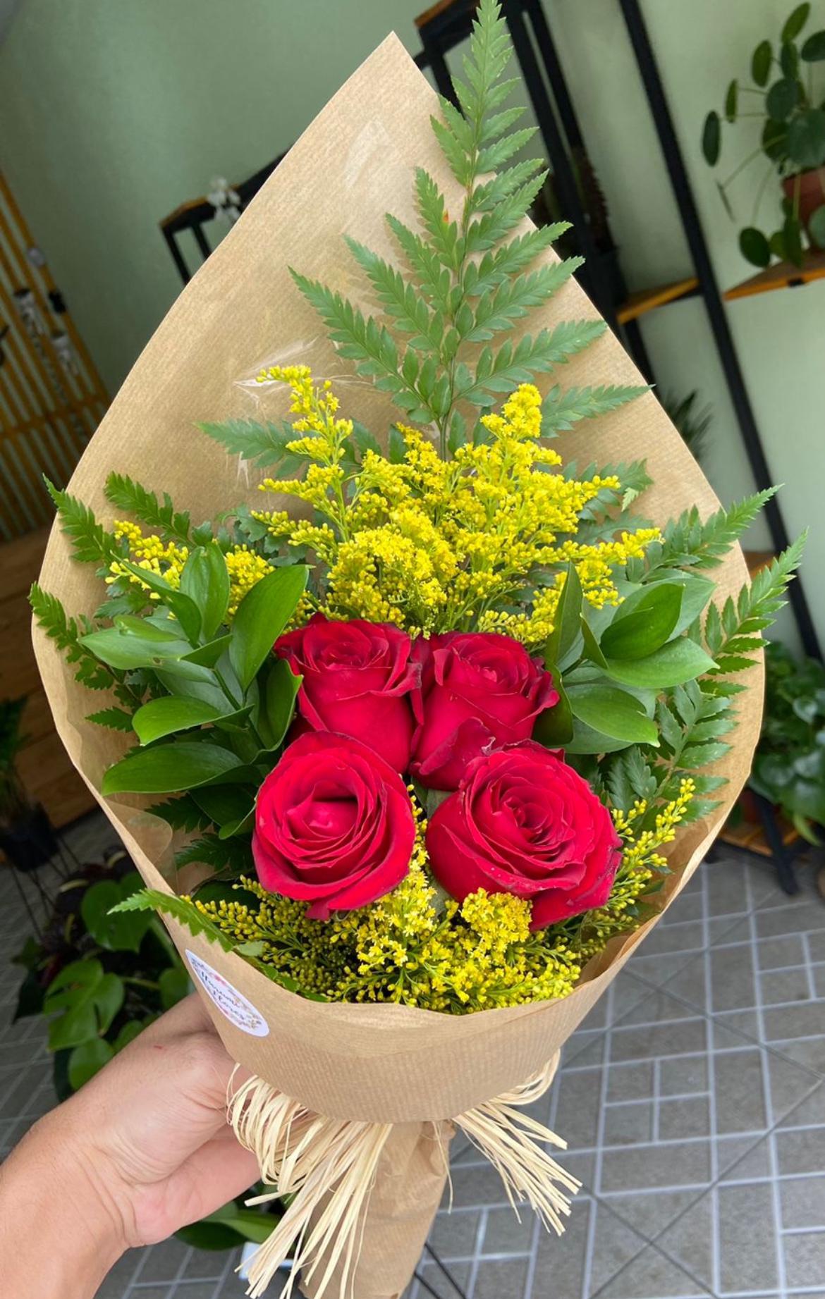 Buquê com 4 rosas