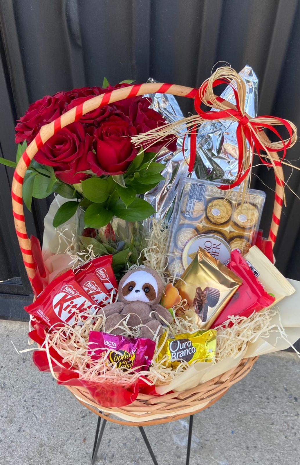 Cesta com vaso de rosas