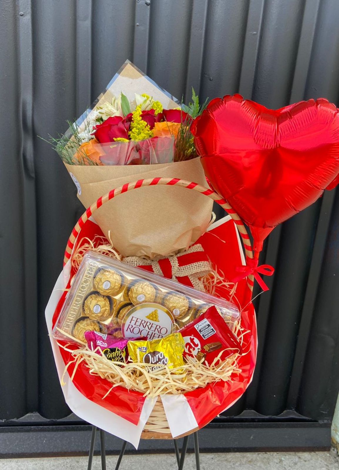 Cesta com buquê e chocolate