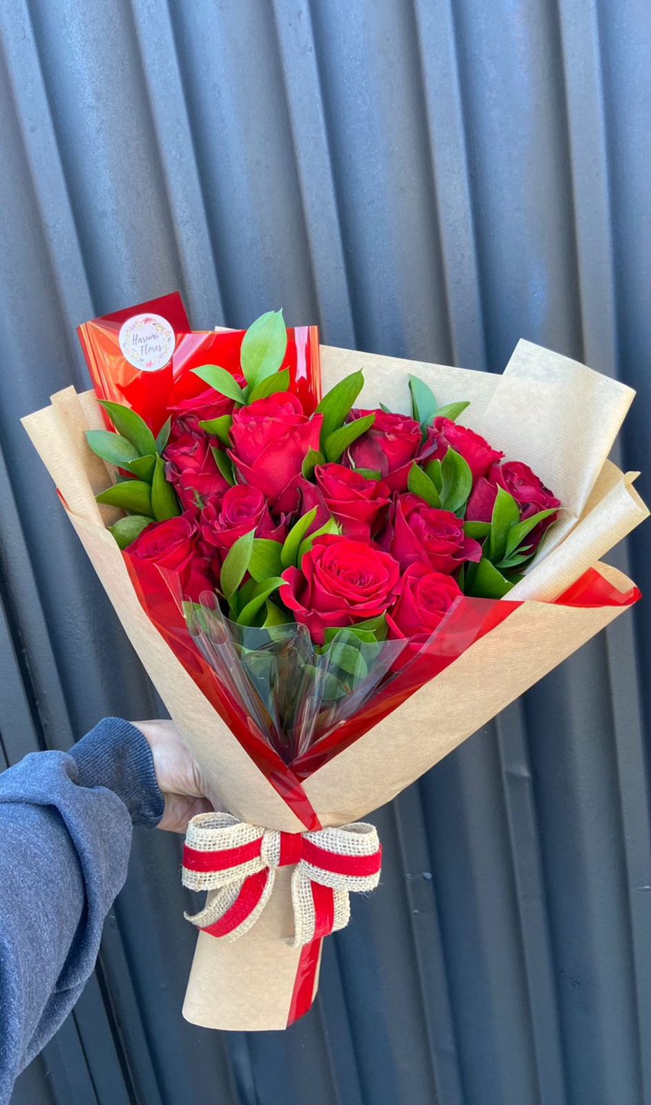 Buquê 12 rosas e rusco