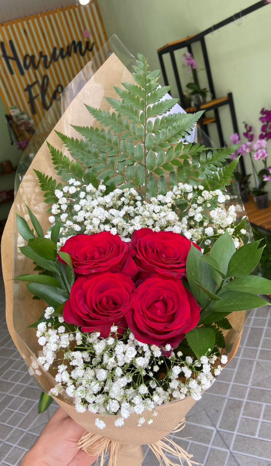 Buquê 4 rosas e mosquitinho